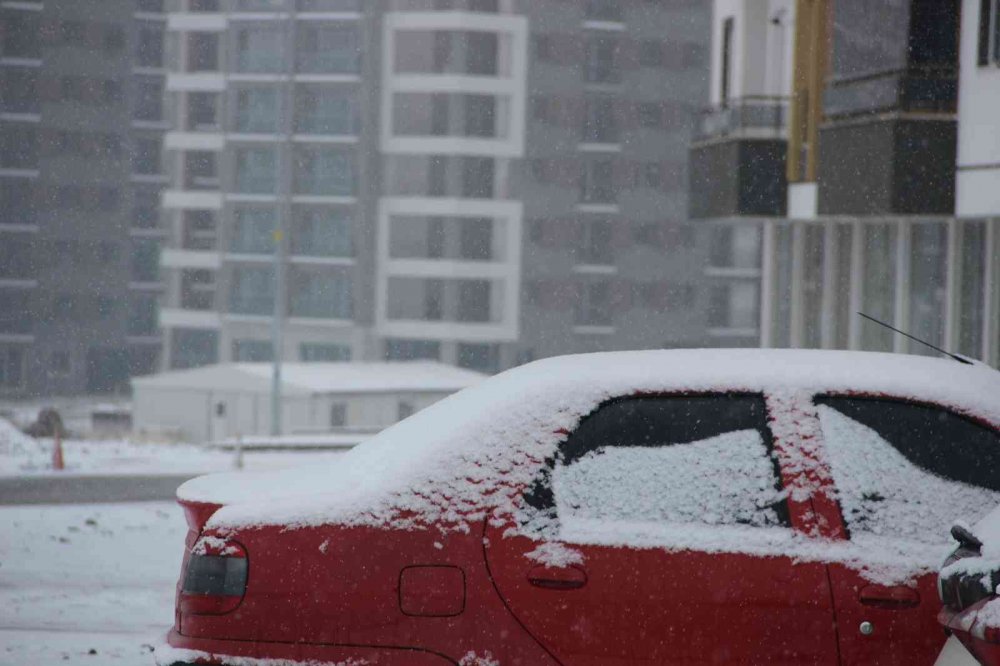 ERZURUM'DA SABAH SAATLERİNDE ETKİLİ OLAN KAR YAĞIŞI, MERKEZİ BÖLGELERİ BEYAZA BÜRÜDÜ. ERZURUMLULAR, GÖZLERİNİ BEYAZ ÖRTÜYE AÇTI
