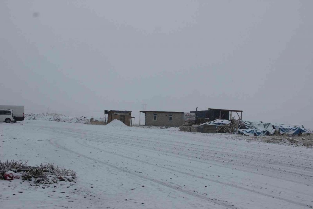 ERZURUM'DA SABAH SAATLERİNDE ETKİLİ OLAN KAR YAĞIŞI, MERKEZİ BÖLGELERİ BEYAZA BÜRÜDÜ. ERZURUMLULAR, GÖZLERİNİ BEYAZ ÖRTÜYE AÇTI