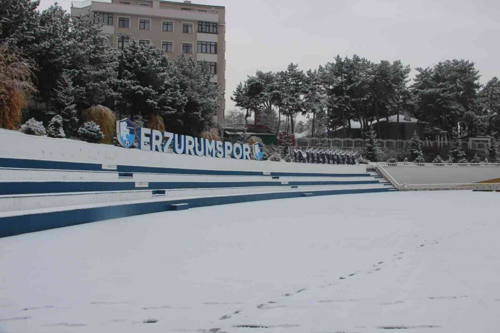 ERZURUM'DA SABAH SAATLERİNDE ETKİLİ OLAN KAR YAĞIŞI, MERKEZİ BÖLGELERİ BEYAZA BÜRÜDÜ. ERZURUMLULAR, GÖZLERİNİ BEYAZ ÖRTÜYE AÇTI