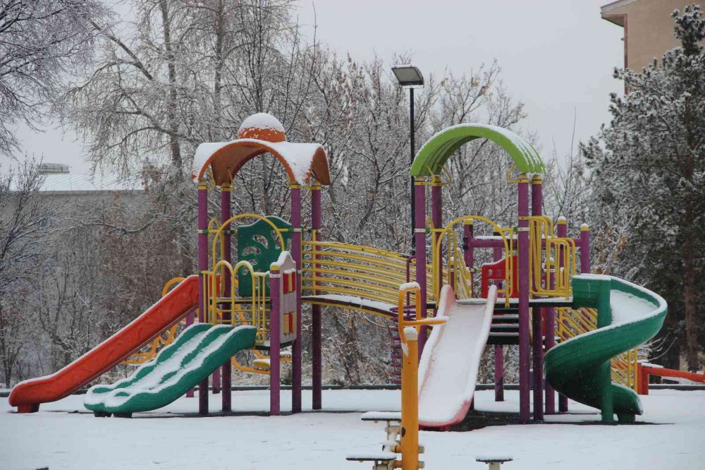 ERZURUM'DA SABAH SAATLERİNDE ETKİLİ OLAN KAR YAĞIŞI, MERKEZİ BÖLGELERİ BEYAZA BÜRÜDÜ. ERZURUMLULAR, GÖZLERİNİ BEYAZ ÖRTÜYE AÇTI