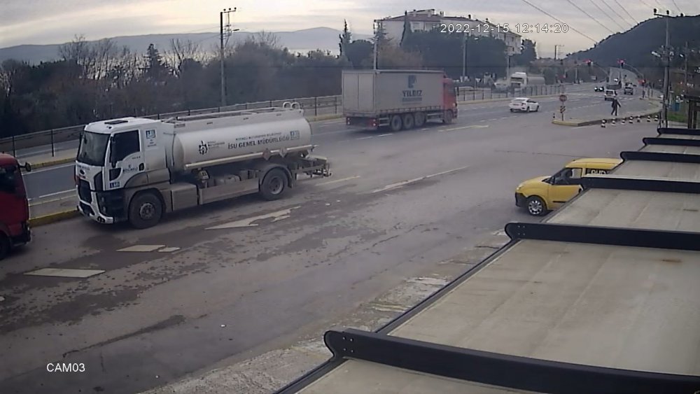 KOCAELİ'DE SOLA DÖNMEYE ÇALIŞAN HAFİF TİCARİ ARACA TANKER ÇARPTI. ÇARPMANIN ŞİDDETİYLE HAFİF TİCARİ ARAÇTAKİ 2 KİŞİ HAYATINI KAYBETTİ, 1 KİŞİ AĞIR YARALANDI. KAZA ANI İSE SANİYE SANİYE GÜVENLİK KAMERASINA YANSIDI