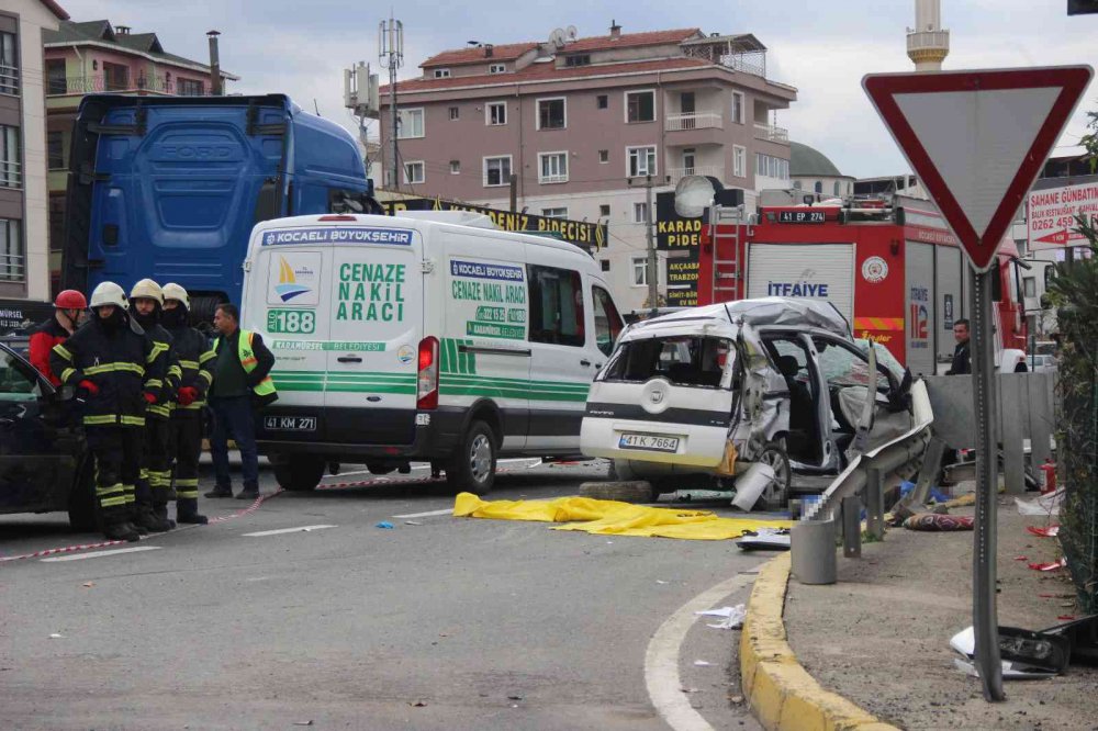 KOCAELİ'DE SOLA DÖNMEYE ÇALIŞAN HAFİF TİCARİ ARACA TANKER ÇARPTI. ÇARPMANIN ŞİDDETİYLE HAFİF TİCARİ ARAÇTAKİ 2 KİŞİ HAYATINI KAYBETTİ, 1 KİŞİ AĞIR YARALANDI. KAZA ANI İSE SANİYE SANİYE GÜVENLİK KAMERASINA YANSIDI