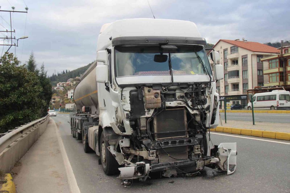 KOCAELİ'DE SOLA DÖNMEYE ÇALIŞAN HAFİF TİCARİ ARACA TANKER ÇARPTI. ÇARPMANIN ŞİDDETİYLE HAFİF TİCARİ ARAÇTAKİ 2 KİŞİ HAYATINI KAYBETTİ, 1 KİŞİ AĞIR YARALANDI. KAZA ANI İSE SANİYE SANİYE GÜVENLİK KAMERASINA YANSIDI