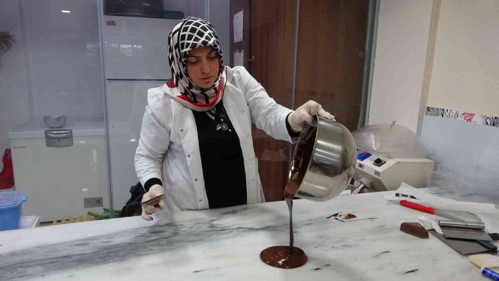 TRABZON'DA ORTAHİSAR HALK EĞİTİM MERKEZİ BÜNYESİNDE İLK KEZ AÇILAN BUTİK ÇİKOLATA KURSU YOĞUN İLGİ GÖRÜRKEN KURSİYERLER, ÖĞRENDİKLERİYLE İŞ HAYATINA ATILMAYA HAZIRLANIYOR
