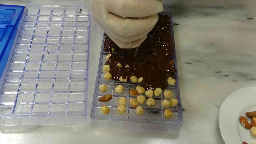 TRABZON'DA ORTAHİSAR HALK EĞİTİM MERKEZİ BÜNYESİNDE İLK KEZ AÇILAN BUTİK ÇİKOLATA KURSU YOĞUN İLGİ GÖRÜRKEN KURSİYERLER, ÖĞRENDİKLERİYLE İŞ HAYATINA ATILMAYA HAZIRLANIYOR