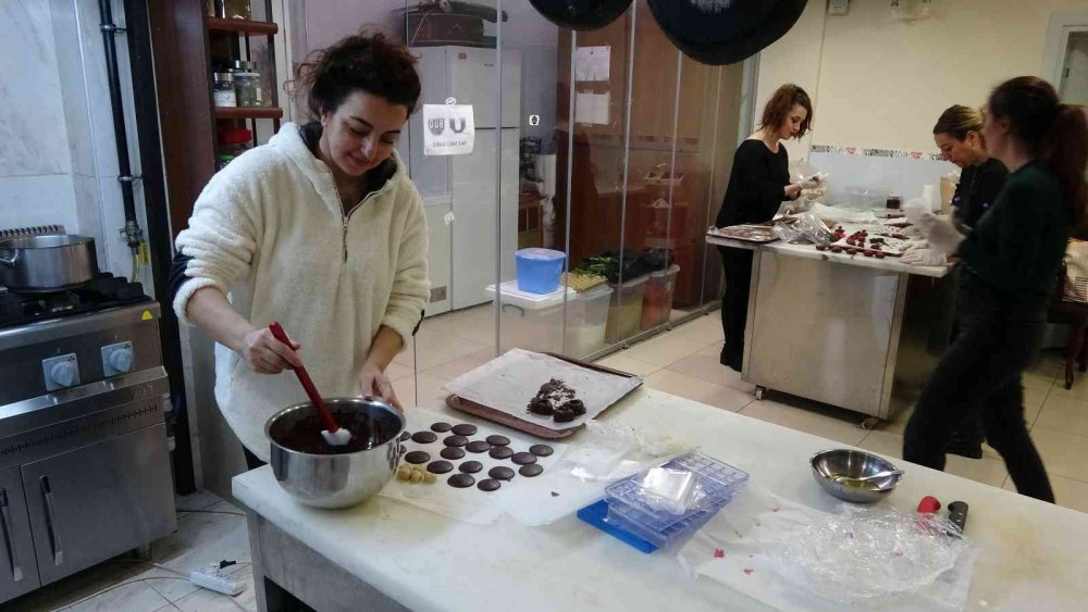 TRABZON'DA ORTAHİSAR HALK EĞİTİM MERKEZİ BÜNYESİNDE İLK KEZ AÇILAN BUTİK ÇİKOLATA KURSU YOĞUN İLGİ GÖRÜRKEN KURSİYERLER, ÖĞRENDİKLERİYLE İŞ HAYATINA ATILMAYA HAZIRLANIYOR