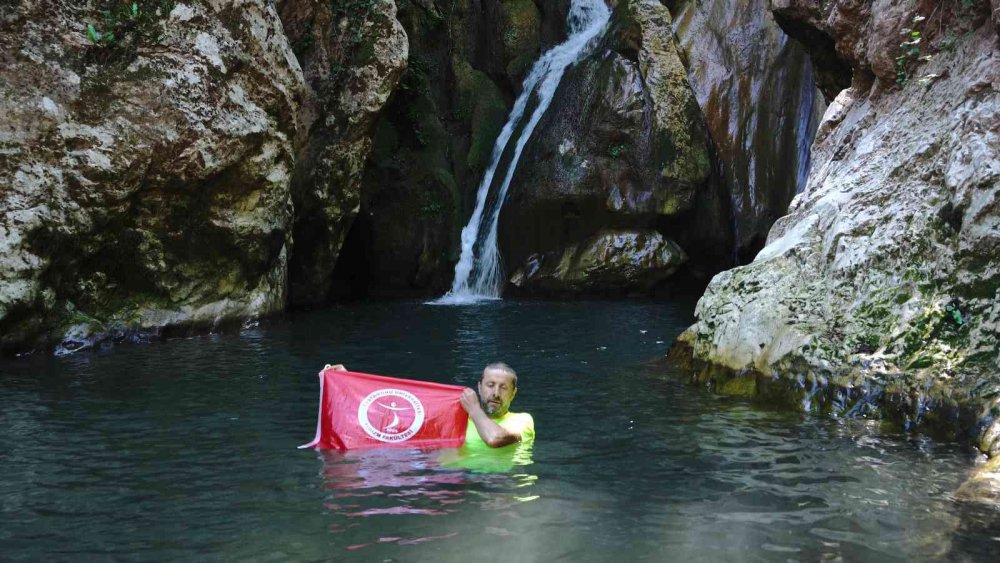 KASTAMONU'NUN CİDE İLÇESİ MALYAS KANYONU İÇERİSİNDE BULUNAN EVKEN ŞELALELERİNİ TANITMAK İSTEYEN KASTAMONU ÜNİVERSİTESİ TURİZM FAKÜLTESİ ÖĞRETİM GÖREVLİSİ HİKMET HABERAL, DİKKAT ÇEKMEK İÇİN DEV KAZANDA YÜZDÜ