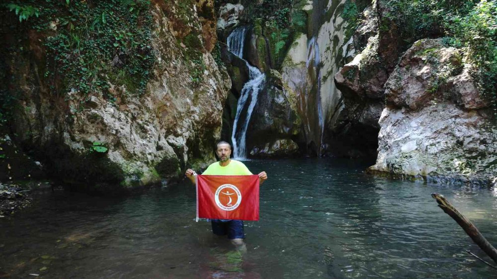 KASTAMONU'NUN CİDE İLÇESİ MALYAS KANYONU İÇERİSİNDE BULUNAN EVKEN ŞELALELERİNİ TANITMAK İSTEYEN KASTAMONU ÜNİVERSİTESİ TURİZM FAKÜLTESİ ÖĞRETİM GÖREVLİSİ HİKMET HABERAL, DİKKAT ÇEKMEK İÇİN DEV KAZANDA YÜZDÜ