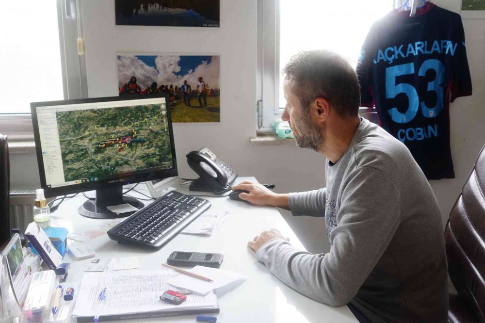 KASTAMONU'NUN CİDE İLÇESİ MALYAS KANYONU İÇERİSİNDE BULUNAN EVKEN ŞELALELERİNİ TANITMAK İSTEYEN KASTAMONU ÜNİVERSİTESİ TURİZM FAKÜLTESİ ÖĞRETİM GÖREVLİSİ HİKMET HABERAL, DİKKAT ÇEKMEK İÇİN DEV KAZANDA YÜZDÜ