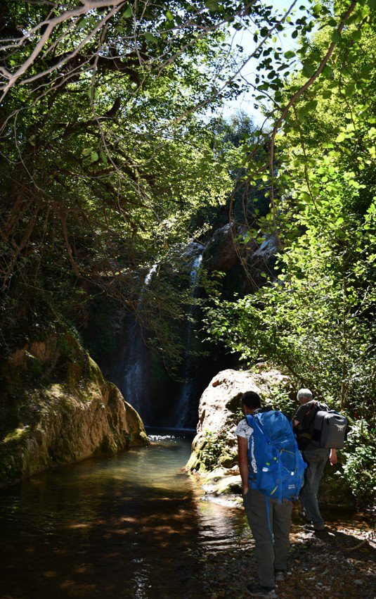 KASTAMONU'NUN CİDE İLÇESİ MALYAS KANYONU İÇERİSİNDE BULUNAN EVKEN ŞELALELERİNİ TANITMAK İSTEYEN KASTAMONU ÜNİVERSİTESİ TURİZM FAKÜLTESİ ÖĞRETİM GÖREVLİSİ HİKMET HABERAL, DİKKAT ÇEKMEK İÇİN DEV KAZANDA YÜZDÜ