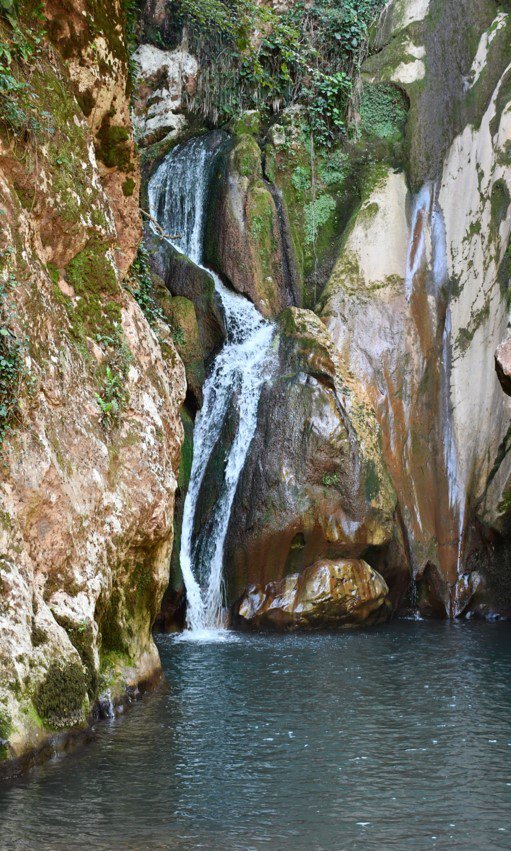 KASTAMONU'NUN CİDE İLÇESİ MALYAS KANYONU İÇERİSİNDE BULUNAN EVKEN ŞELALELERİNİ TANITMAK İSTEYEN KASTAMONU ÜNİVERSİTESİ TURİZM FAKÜLTESİ ÖĞRETİM GÖREVLİSİ HİKMET HABERAL, DİKKAT ÇEKMEK İÇİN DEV KAZANDA YÜZDÜ