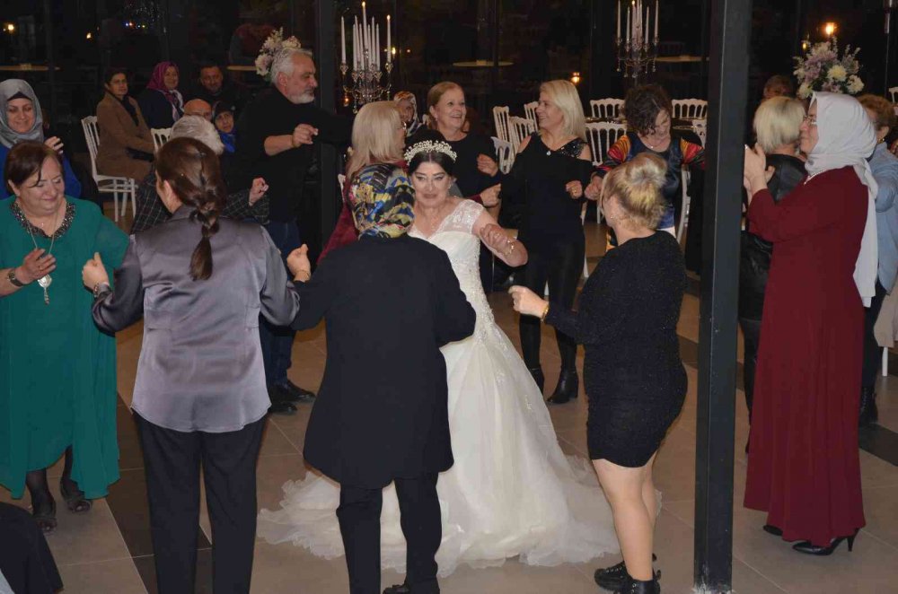 ORDU'DA DÜĞÜN YAPMA HAYALİ OLAN 62 YAŞINDAKİ ZİHİNSEL ENGELLİ EMİNE KONAY'IN İSTEĞİNİ KIZ KARDEŞLERİ YERİNE GETİRDİ