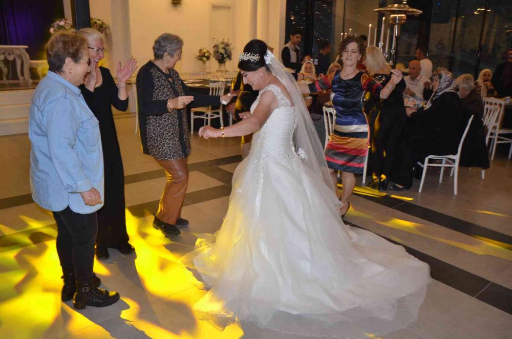 ORDU'DA DÜĞÜN YAPMA HAYALİ OLAN 62 YAŞINDAKİ ZİHİNSEL ENGELLİ EMİNE KONAY'IN İSTEĞİNİ KIZ KARDEŞLERİ YERİNE GETİRDİ