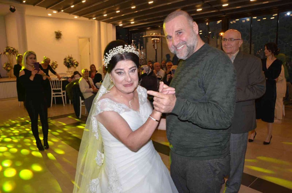 ORDU'DA DÜĞÜN YAPMA HAYALİ OLAN 62 YAŞINDAKİ ZİHİNSEL ENGELLİ EMİNE KONAY'IN İSTEĞİNİ KIZ KARDEŞLERİ YERİNE GETİRDİ