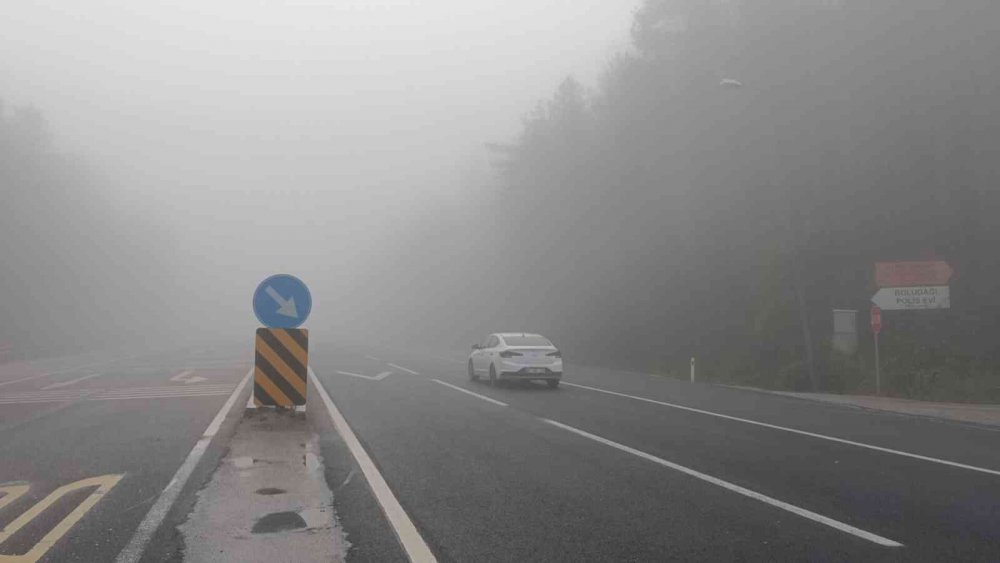 TÜRKİYE'NİN EN ÖNEMLİ GEÇİŞ NOKTALARINDAN OLAN BOLU DAĞI'NDA YOĞUN SİS SEBEBİYLE GÖRÜŞ MESAFESİ YER YER 25 METREYE KADAR DÜŞTÜ