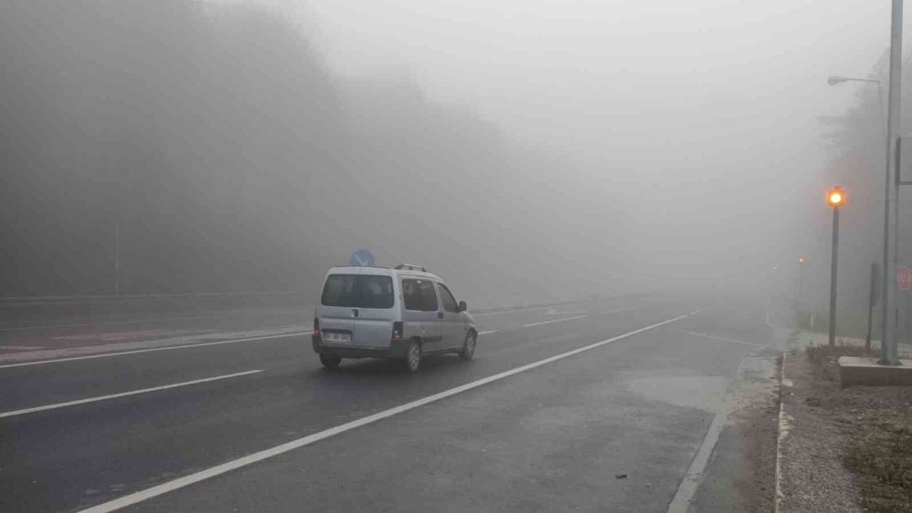 TÜRKİYE'NİN EN ÖNEMLİ GEÇİŞ NOKTALARINDAN OLAN BOLU DAĞI'NDA YOĞUN SİS SEBEBİYLE GÖRÜŞ MESAFESİ YER YER 25 METREYE KADAR DÜŞTÜ