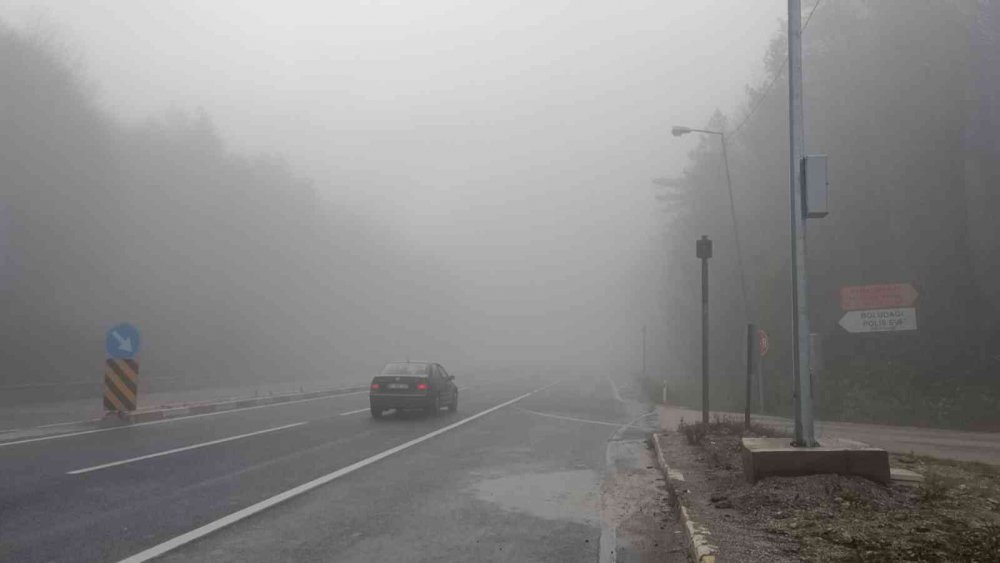TÜRKİYE'NİN EN ÖNEMLİ GEÇİŞ NOKTALARINDAN OLAN BOLU DAĞI'NDA YOĞUN SİS SEBEBİYLE GÖRÜŞ MESAFESİ YER YER 25 METREYE KADAR DÜŞTÜ