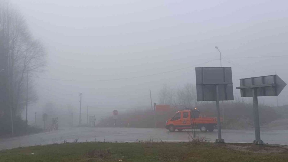 TÜRKİYE'NİN EN ÖNEMLİ GEÇİŞ NOKTALARINDAN OLAN BOLU DAĞI'NDA YOĞUN SİS SEBEBİYLE GÖRÜŞ MESAFESİ YER YER 25 METREYE KADAR DÜŞTÜ