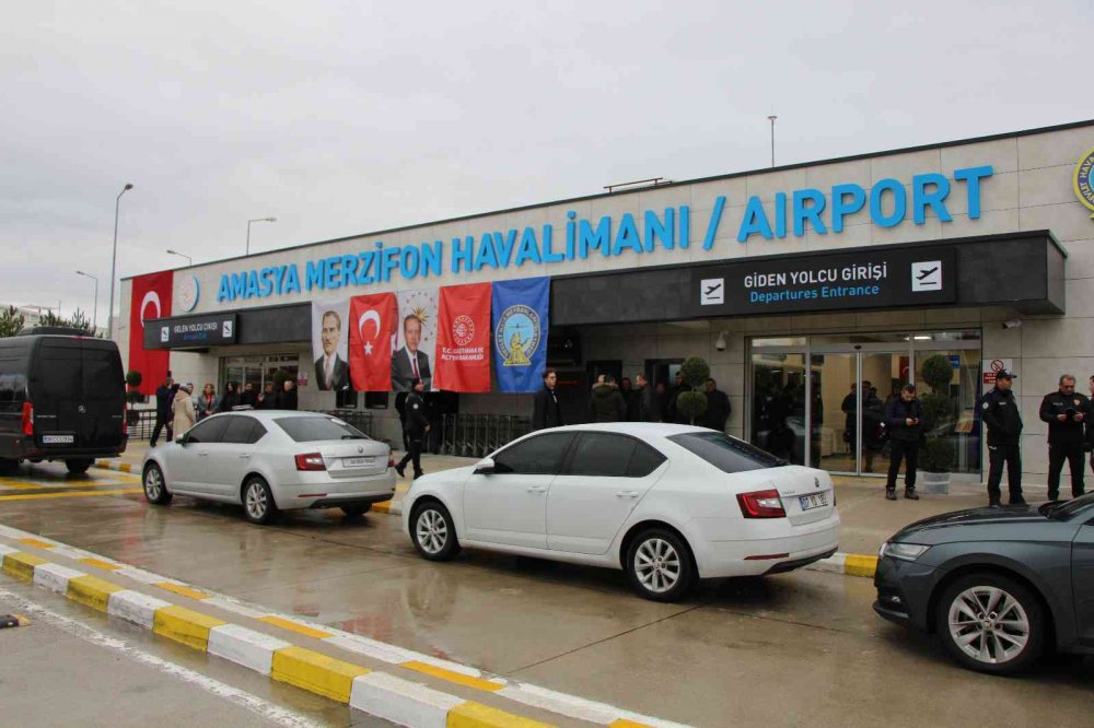 AMASYA-MERZİFON HAVALİMANI YENİ TERMİNAL BİNASI TÖRENLE HİZMETE GİRDİ. YENİ TERMİNAL BİNASI İLE AMASYA-MERZİFON HAVALİMANI'NIN YILLIK YOLCU KAPASİTESİ 700 BİN YOLCUYA ÇIKARILDI
