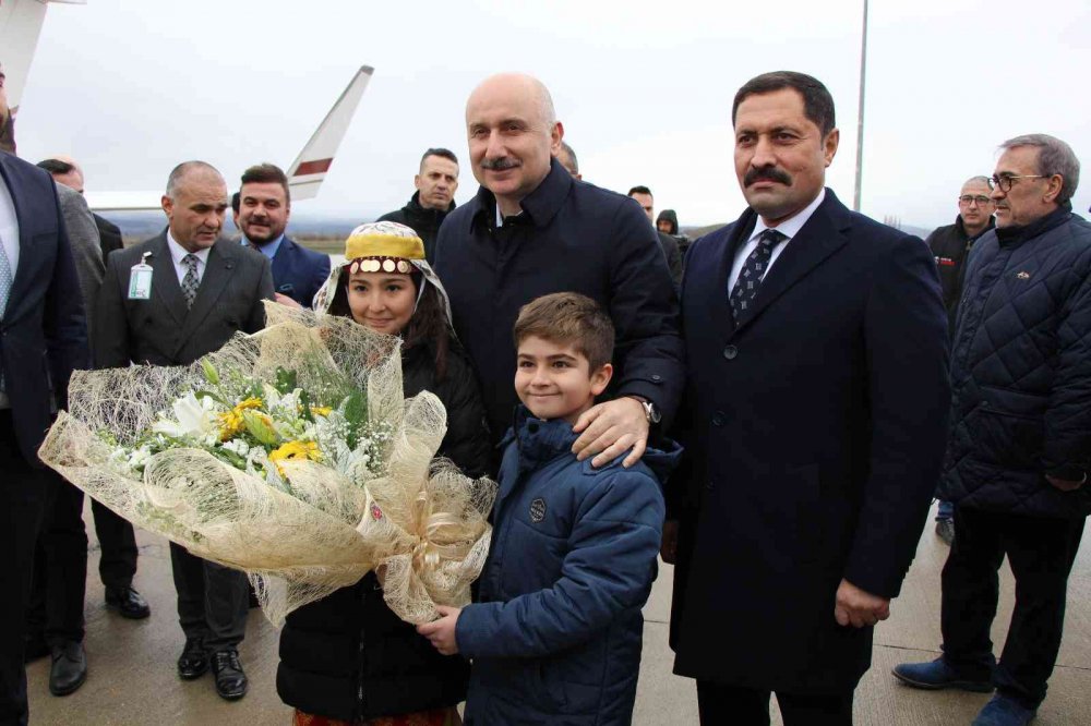 AMASYA-MERZİFON HAVALİMANI YENİ TERMİNAL BİNASI TÖRENLE HİZMETE GİRDİ. YENİ TERMİNAL BİNASI İLE AMASYA-MERZİFON HAVALİMANI'NIN YILLIK YOLCU KAPASİTESİ 700 BİN YOLCUYA ÇIKARILDI