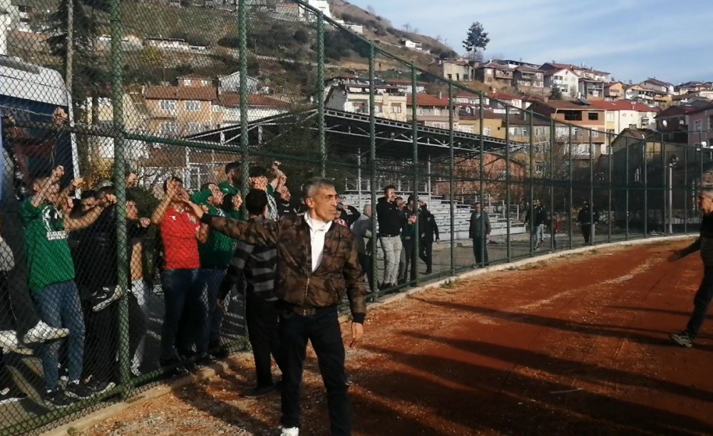 AMATÖR MAÇTA KAVGA: 2 YARALI. TOKAT'TA OYNANAN BÖLGESEL AMATÖR MAÇI SONRASINDA İKİ TAKIM TARAFTARI ARASINDA YAŞANAN GERGİNLİĞİ POLİS HAVAYA ATEŞ EDEREK SAKİNLEŞTİREBİLDİ