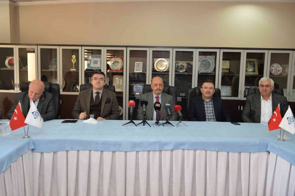 ÇALIŞMA VE SOSYAL GÜVENLİK BAKANI VEDAT  BİLGİN, EYT DÜZENLEMESİ İLE İLGİLİ TEKNİK ÇALIŞMALARIN TAMAMLANMAK ÜZERE OLDUĞUNU DA BELİRTEREK YIL SONUNDA BU İŞİN TAMAMEN ÇÖZÜLECEĞİNİ SÖYLEDİ