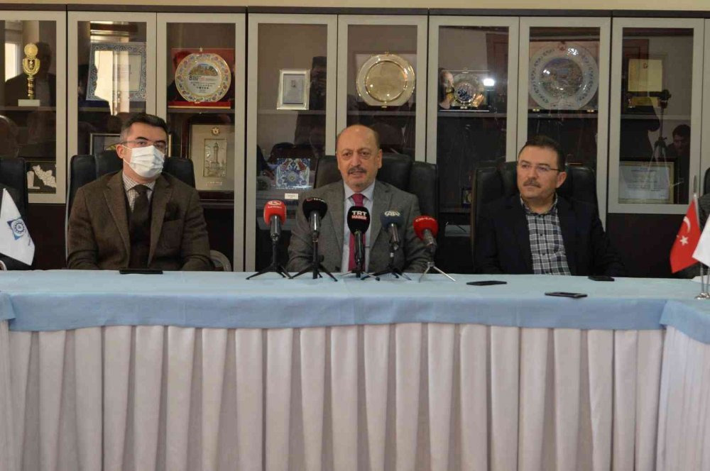 ÇALIŞMA VE SOSYAL GÜVENLİK BAKANI VEDAT  BİLGİN, EYT DÜZENLEMESİ İLE İLGİLİ TEKNİK ÇALIŞMALARIN TAMAMLANMAK ÜZERE OLDUĞUNU DA BELİRTEREK YIL SONUNDA BU İŞİN TAMAMEN ÇÖZÜLECEĞİNİ SÖYLEDİ