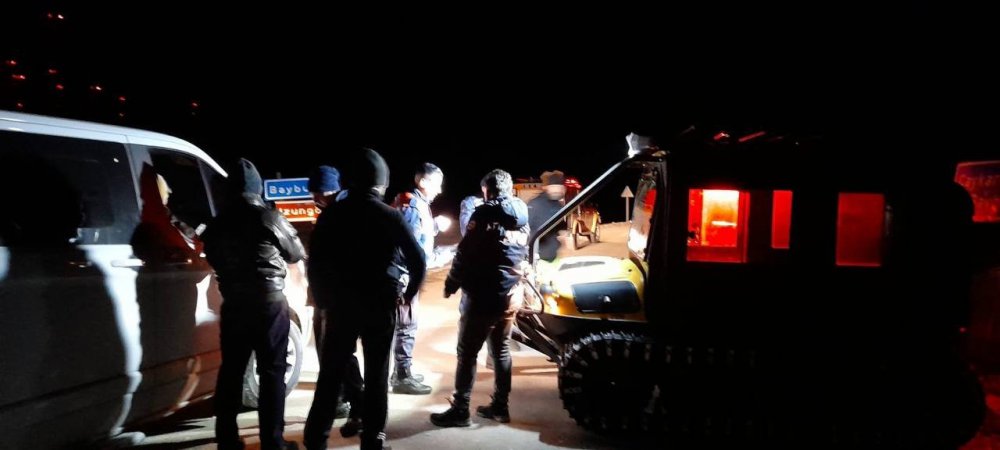 İSTANBUL'DAN UZUNGÖL'E TATİLE GİDEN MALEZYALI TURİSTLER BAYBURT'UN SOĞANLI DAĞI CİVARLARINDA KAR NEDENİYLE MAHSUR KALDILAR. ARAÇLARI KARA SAPLANAN TURİSTLERİN YARDIMINA İSE KARAYOLLARI, AFAD VE JANDARMA EKİPLERİ YETİŞTİ