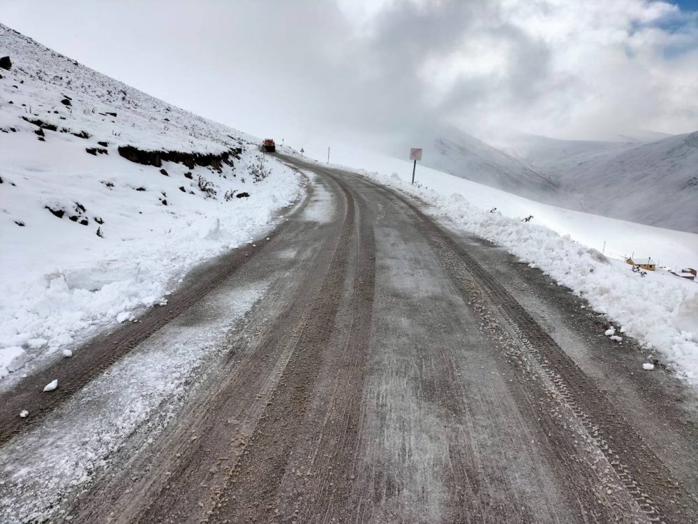İSTANBUL'DAN UZUNGÖL'E TATİLE GİDEN MALEZYALI TURİSTLER BAYBURT'UN SOĞANLI DAĞI CİVARLARINDA KAR NEDENİYLE MAHSUR KALDILAR. ARAÇLARI KARA SAPLANAN TURİSTLERİN YARDIMINA İSE KARAYOLLARI, AFAD VE JANDARMA EKİPLERİ YETİŞTİ