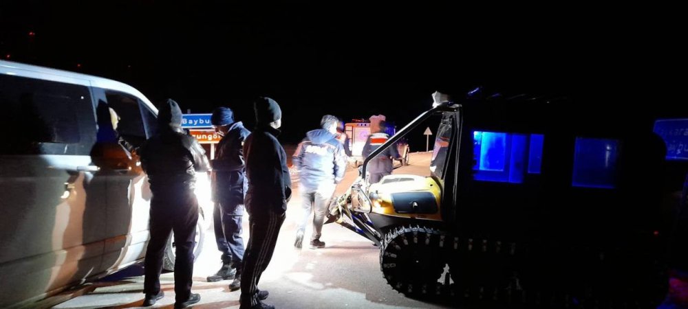 İSTANBUL'DAN UZUNGÖL'E TATİLE GİDEN MALEZYALI TURİSTLER BAYBURT'UN SOĞANLI DAĞI CİVARLARINDA KAR NEDENİYLE MAHSUR KALDILAR. ARAÇLARI KARA SAPLANAN TURİSTLERİN YARDIMINA İSE KARAYOLLARI, AFAD VE JANDARMA EKİPLERİ YETİŞTİ