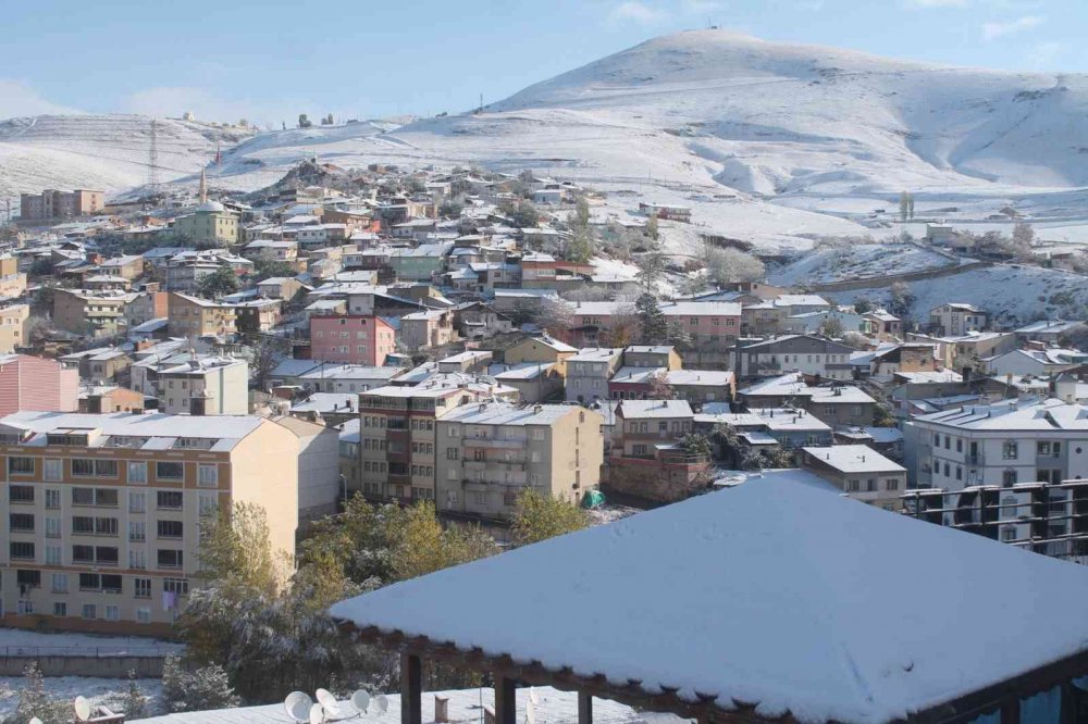 BAYBURT'TA KENT MERKEZİNE MEVSİMİN İLK KARI YAĞDI. DÜN GECE YARISI ARALIKLI DEVAM EDEN KAR YAĞIŞI SABAH SAATLERİNDE KENTİ BEYAZA BÜRÜDÜ