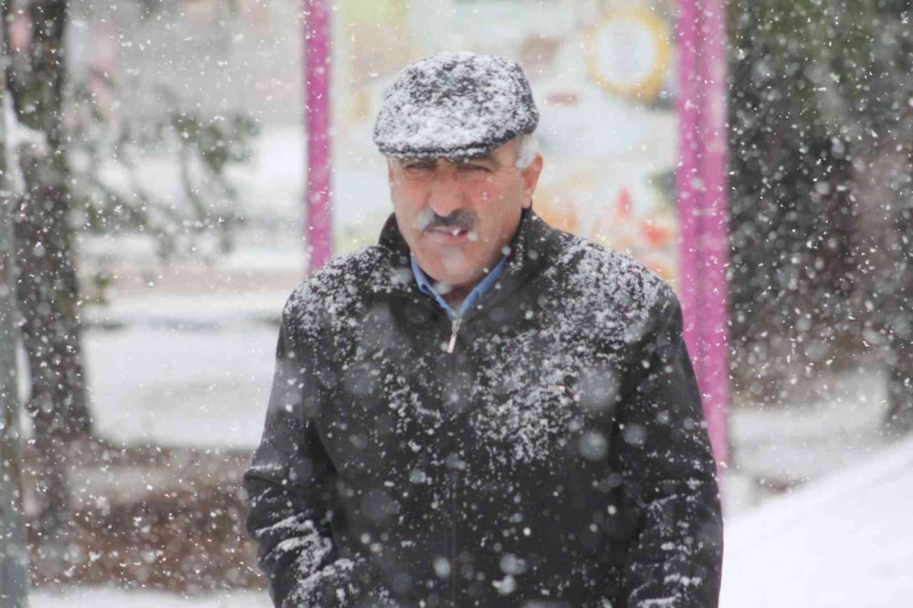 BAYBURT'TA KENT MERKEZİNE MEVSİMİN İLK KARI YAĞDI. DÜN GECE YARISI ARALIKLI DEVAM EDEN KAR YAĞIŞI SABAH SAATLERİNDE KENTİ BEYAZA BÜRÜDÜ