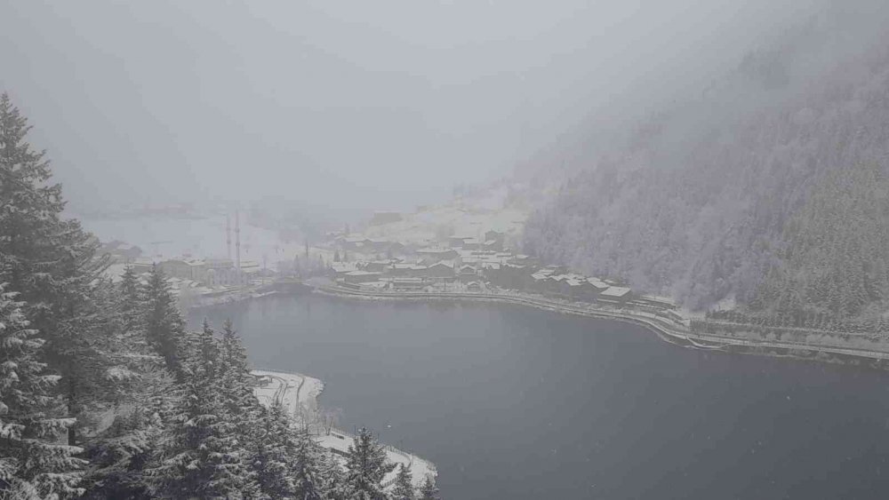 DOĞU KARADENİZ BÖLGESİ VE TRABZON'UN EN ÖNEMLİ TURİZM MERKEZLERİNDEN OLAN UZUNGÖL'E MEVSİMİN İLK KARI YAĞDI