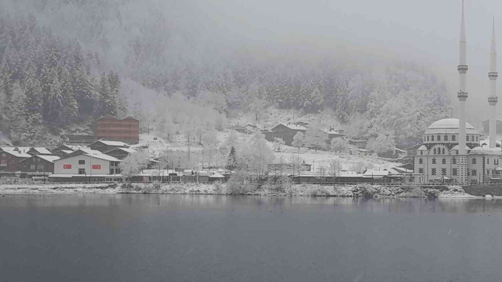 DOĞU KARADENİZ BÖLGESİ VE TRABZON'UN EN ÖNEMLİ TURİZM MERKEZLERİNDEN OLAN UZUNGÖL'E MEVSİMİN İLK KARI YAĞDI