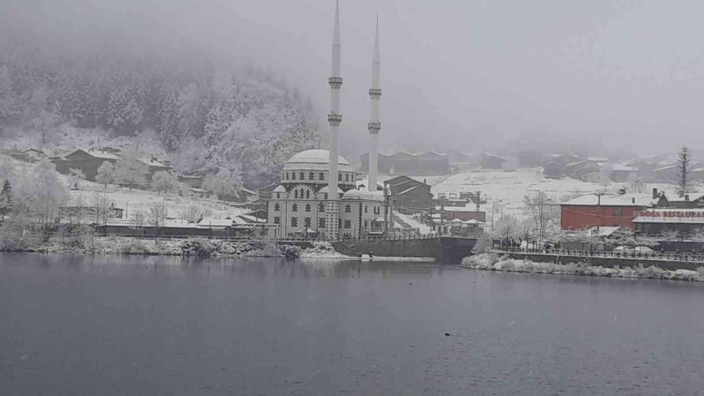 DOĞU KARADENİZ BÖLGESİ VE TRABZON'UN EN ÖNEMLİ TURİZM MERKEZLERİNDEN OLAN UZUNGÖL'E MEVSİMİN İLK KARI YAĞDI