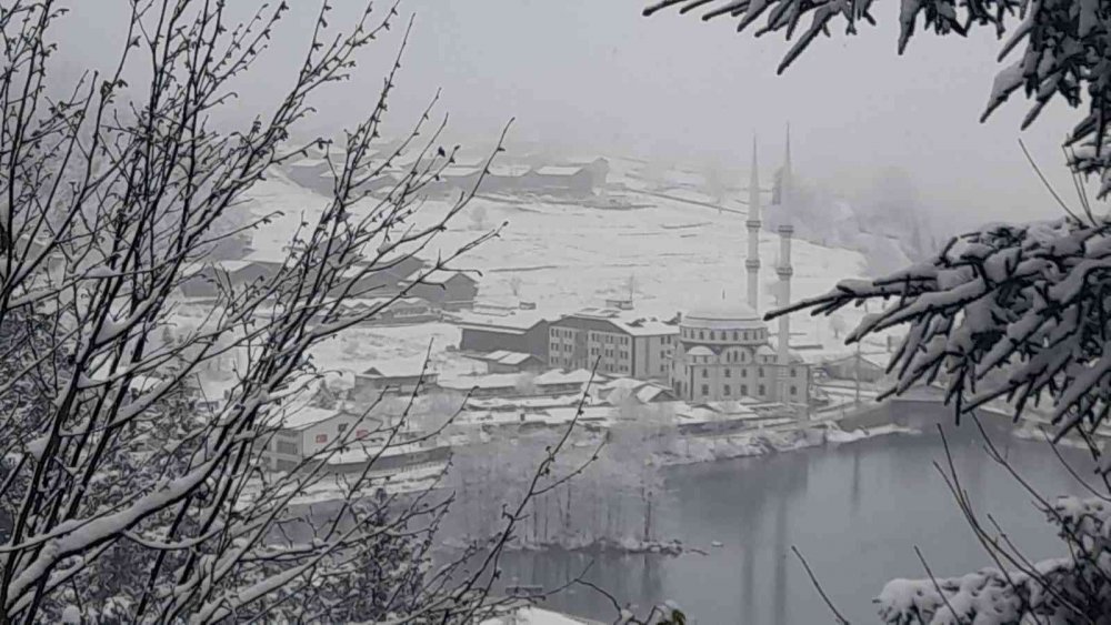 DOĞU KARADENİZ BÖLGESİ VE TRABZON'UN EN ÖNEMLİ TURİZM MERKEZLERİNDEN OLAN UZUNGÖL'E MEVSİMİN İLK KARI YAĞDI