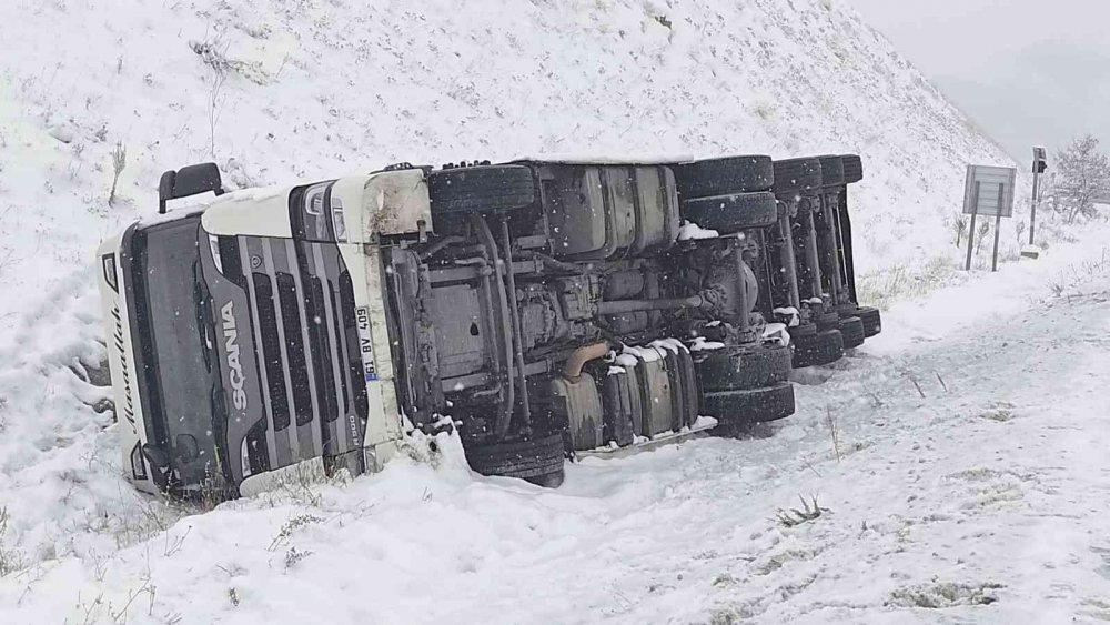 KAR VE TİPİNİN YOĞUN ŞEKİLDE ETKİLİ OLDUĞU BAYBURT-ERZURUM KARA YOLU ÜZERİNDEKİ 2409 RAKIMLI KOP DAĞI GÜZERGAHI AĞIR TONAJLI ARAÇLAR İÇİN TEDBİR AMACIYLA TRAFİĞE KAPATILDI