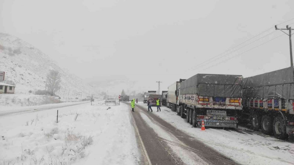 KAR VE TİPİNİN YOĞUN ŞEKİLDE ETKİLİ OLDUĞU BAYBURT-ERZURUM KARA YOLU ÜZERİNDEKİ 2409 RAKIMLI KOP DAĞI GÜZERGAHI AĞIR TONAJLI ARAÇLAR İÇİN TEDBİR AMACIYLA TRAFİĞE KAPATILDI
