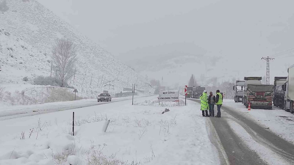 KAR VE TİPİNİN YOĞUN ŞEKİLDE ETKİLİ OLDUĞU BAYBURT-ERZURUM KARA YOLU ÜZERİNDEKİ 2409 RAKIMLI KOP DAĞI GÜZERGAHI AĞIR TONAJLI ARAÇLAR İÇİN TEDBİR AMACIYLA TRAFİĞE KAPATILDI