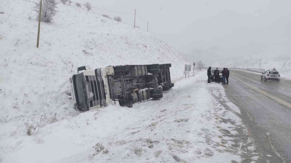 KAR VE TİPİNİN YOĞUN ŞEKİLDE ETKİLİ OLDUĞU BAYBURT-ERZURUM KARA YOLU ÜZERİNDEKİ 2409 RAKIMLI KOP DAĞI GÜZERGAHI AĞIR TONAJLI ARAÇLAR İÇİN TEDBİR AMACIYLA TRAFİĞE KAPATILDI