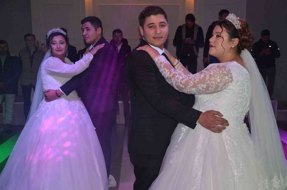 ORDU'DA İKİZ KARDEŞLER GÖKHAN VE OKAN YILDIRIM, TANIŞTIKLARI KIZ KARDEŞLER MELİKE VE MELEK GÜNDÜZ İLE AYNI ANDA DÜNYA EVİNE GİRDİ