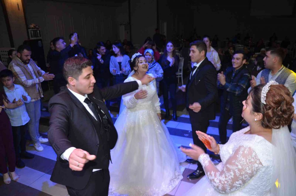 ORDU'DA İKİZ KARDEŞLER GÖKHAN VE OKAN YILDIRIM, TANIŞTIKLARI KIZ KARDEŞLER MELİKE VE MELEK GÜNDÜZ İLE AYNI ANDA DÜNYA EVİNE GİRDİ