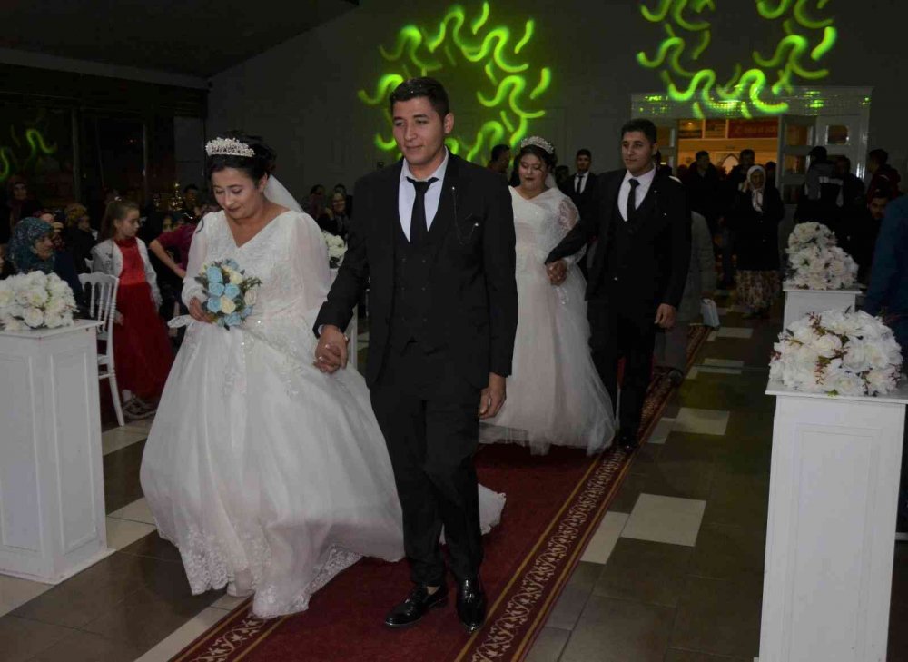 ORDU'DA İKİZ KARDEŞLER GÖKHAN VE OKAN YILDIRIM, TANIŞTIKLARI KIZ KARDEŞLER MELİKE VE MELEK GÜNDÜZ İLE AYNI ANDA DÜNYA EVİNE GİRDİ