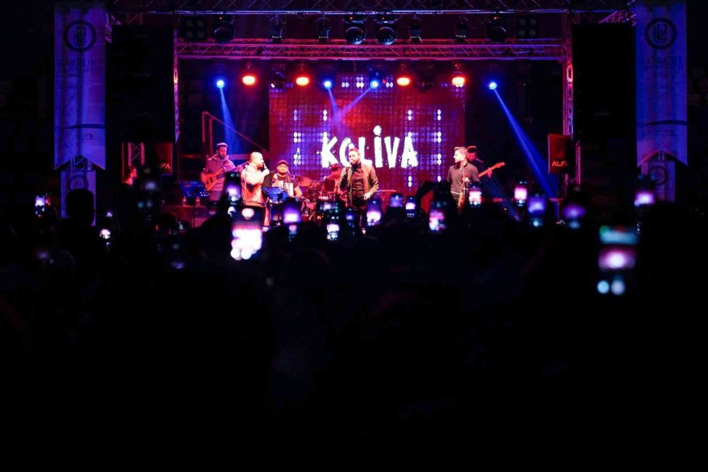 CUMHURİYETİN 100. YILI VE TÜRKİYE YÜZYILININ BAŞLANGICI OLAN 2023'TE 15. YAŞINI KUTLAYACAK OLAN BAYBURT ÜNİVERSİTESİ, KOLİVA GRUBUNUN SAHNE ALDIĞI KONSERLE "15. YILI KARŞILAMA" COŞKUSUNU YAŞADI