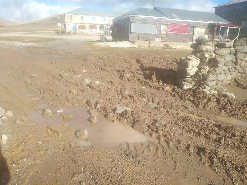 GİRESUN'UN ALUCRA İLÇESİNE BAĞLI ÇAKRAK KÖYÜNDE TÜRKİYE'NİN VE DÜNYANIN İNSAN ELİYLE YAPILMIŞ EN UZUN DUVARLARI ARASINDA GÖSTERİLEN HACI ABDULLAH DUVARI'NIN KAPISI DEFİNECİLER TARAFINDAN TAHRİP ETTİ