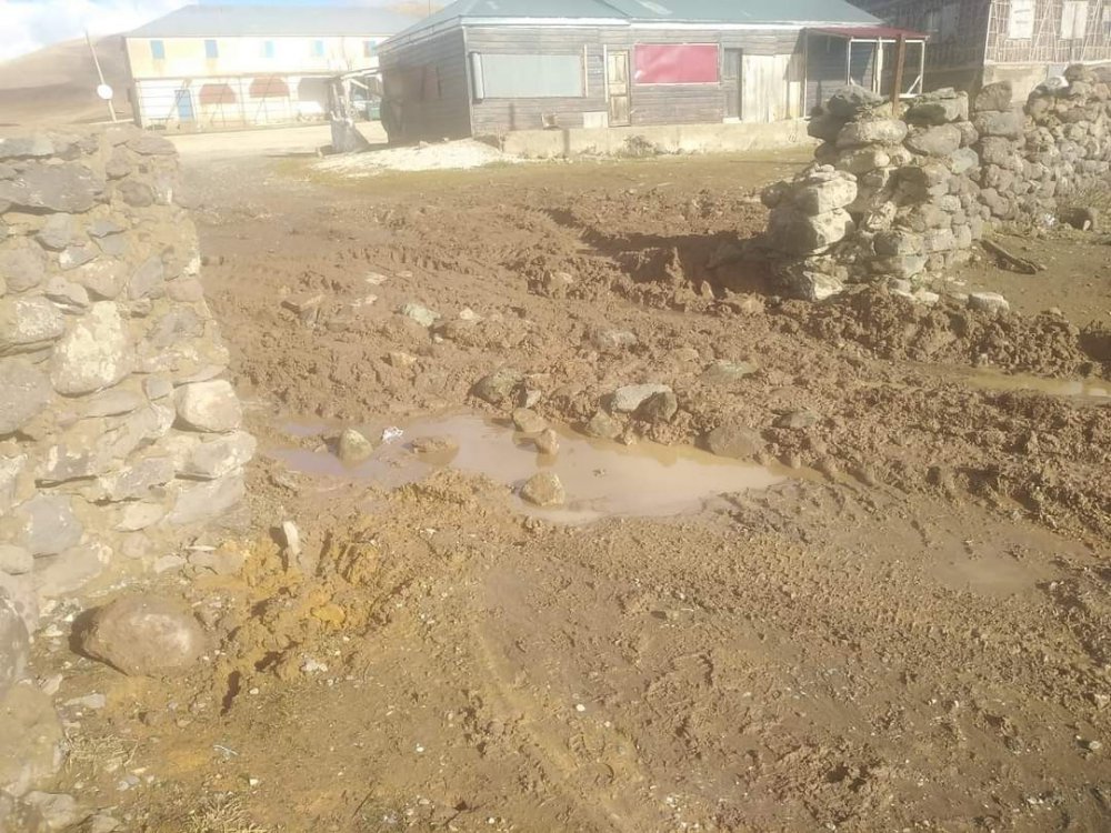 GİRESUN'UN ALUCRA İLÇESİNE BAĞLI ÇAKRAK KÖYÜNDE TÜRKİYE'NİN VE DÜNYANIN İNSAN ELİYLE YAPILMIŞ EN UZUN DUVARLARI ARASINDA GÖSTERİLEN HACI ABDULLAH DUVARI'NIN KAPISI DEFİNECİLER TARAFINDAN TAHRİP ETTİ