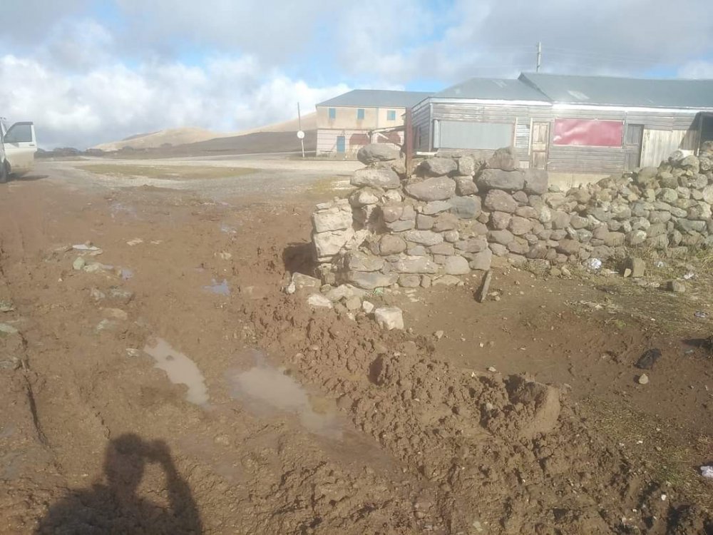 GİRESUN'UN ALUCRA İLÇESİNE BAĞLI ÇAKRAK KÖYÜNDE TÜRKİYE'NİN VE DÜNYANIN İNSAN ELİYLE YAPILMIŞ EN UZUN DUVARLARI ARASINDA GÖSTERİLEN HACI ABDULLAH DUVARI'NIN KAPISI DEFİNECİLER TARAFINDAN TAHRİP ETTİ