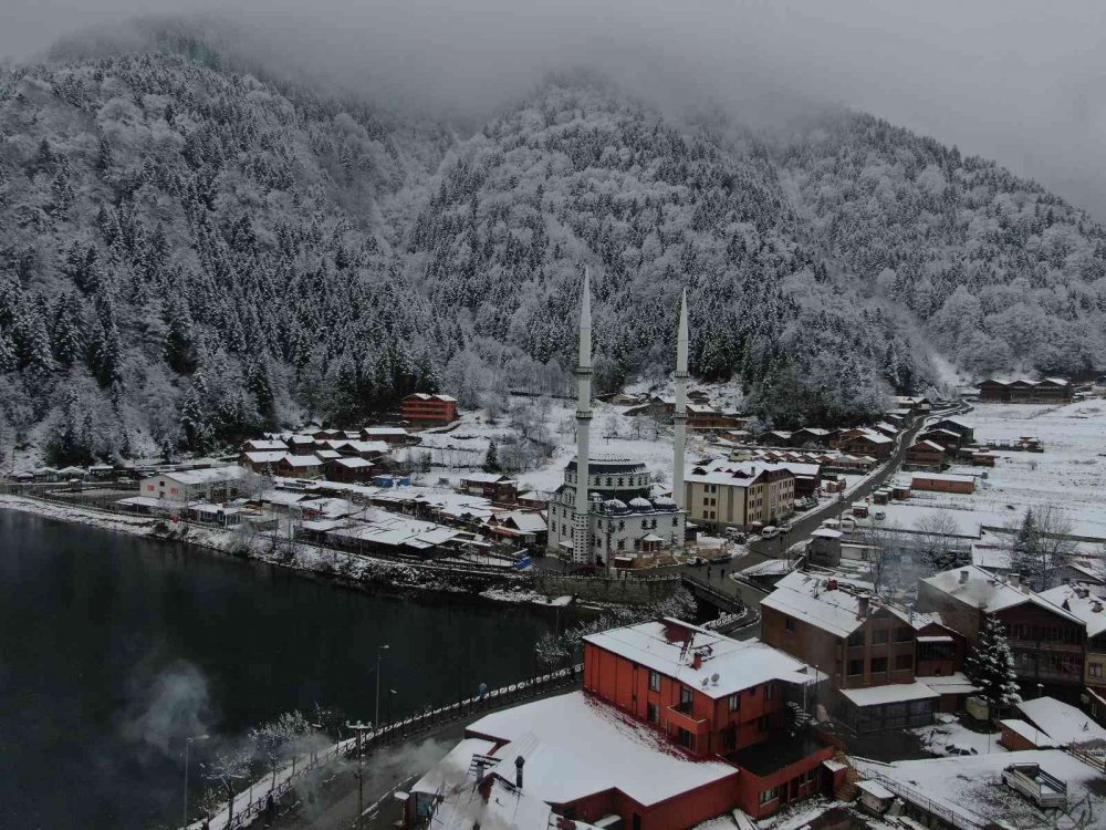 TÜRKİYE'NİN EN ÖNEMLİ TURİZM MERKEZLERİ ARASINDA YER ALAN TRABZON'UN ÇAYKARA İLÇESİ SINIRLARI İÇİNDEKİ UZUNGÖL, KAR YAĞIŞI İLE BEYAZ GELİNLİĞİNİ GİYDİ