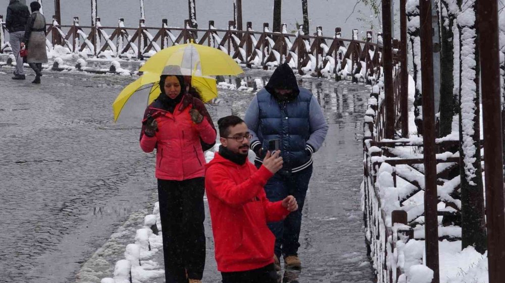 TÜRKİYE'NİN EN ÖNEMLİ TURİZM MERKEZLERİ ARASINDA YER ALAN TRABZON'UN ÇAYKARA İLÇESİ SINIRLARI İÇİNDEKİ UZUNGÖL, KAR YAĞIŞI İLE BEYAZ GELİNLİĞİNİ GİYDİ