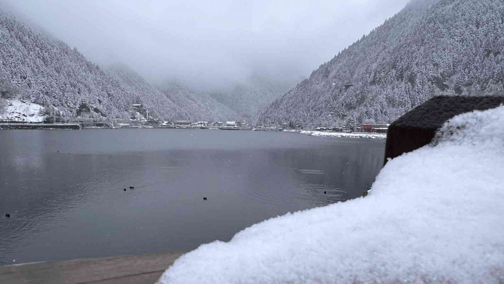 TÜRKİYE'NİN EN ÖNEMLİ TURİZM MERKEZLERİ ARASINDA YER ALAN TRABZON'UN ÇAYKARA İLÇESİ SINIRLARI İÇİNDEKİ UZUNGÖL, KAR YAĞIŞI İLE BEYAZ GELİNLİĞİNİ GİYDİ